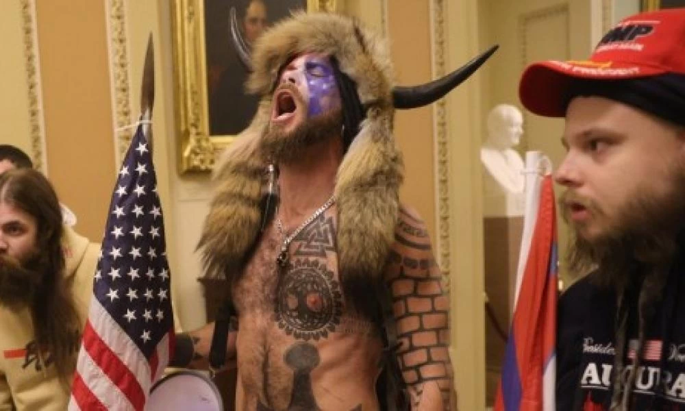 “Σφάζονται” τα ΜΜΕ στις ΗΠΑ: Καταγγελίες για προβοκάτσια Antifa-Ανέλαβε δράση η “πέμπτη φάλαγγα” των μίντια